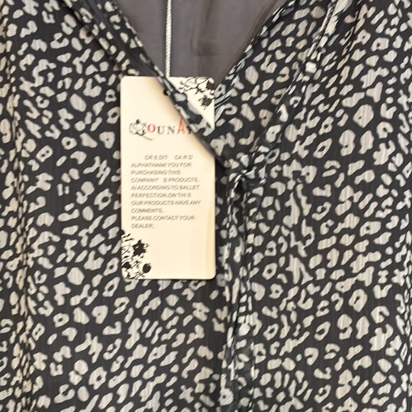 New with tag Ounaya M women blouse flowing sleeves sheer with lining - Picture 3 of 8